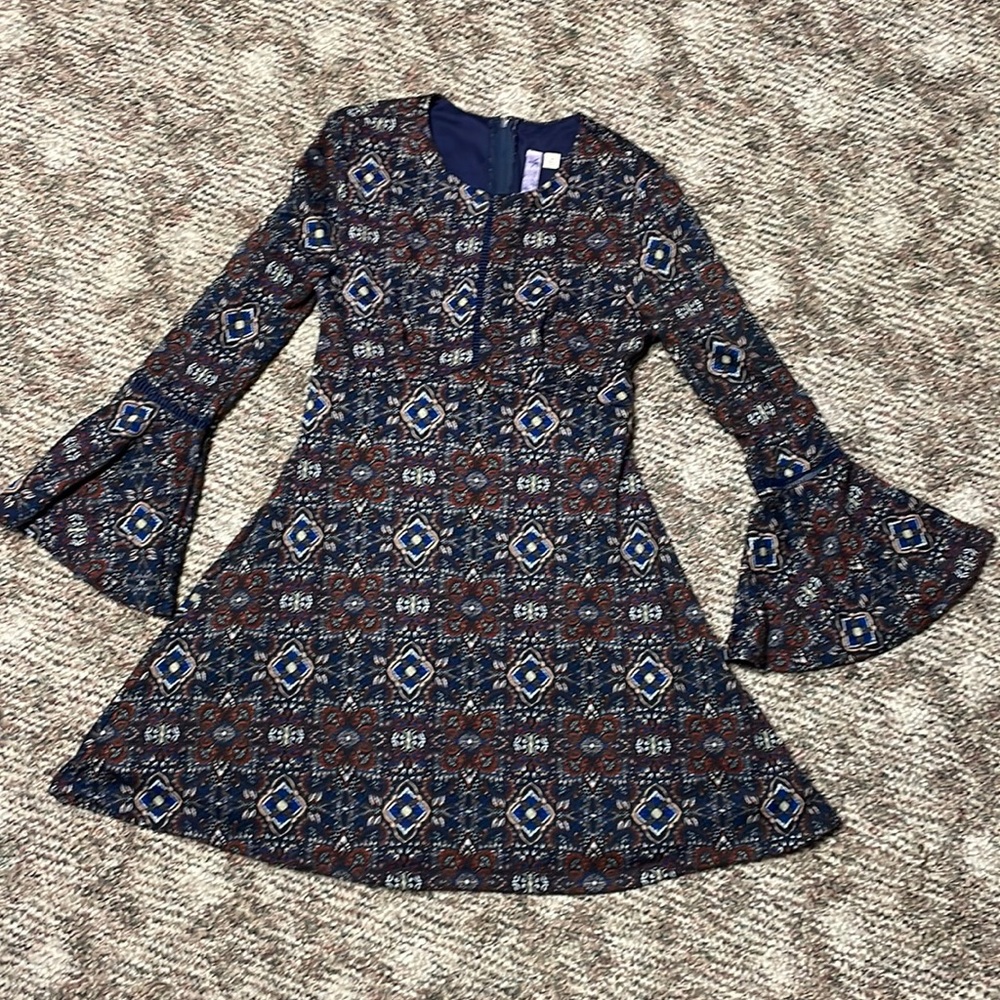 Francesca Alya cute dress with flare sleeves